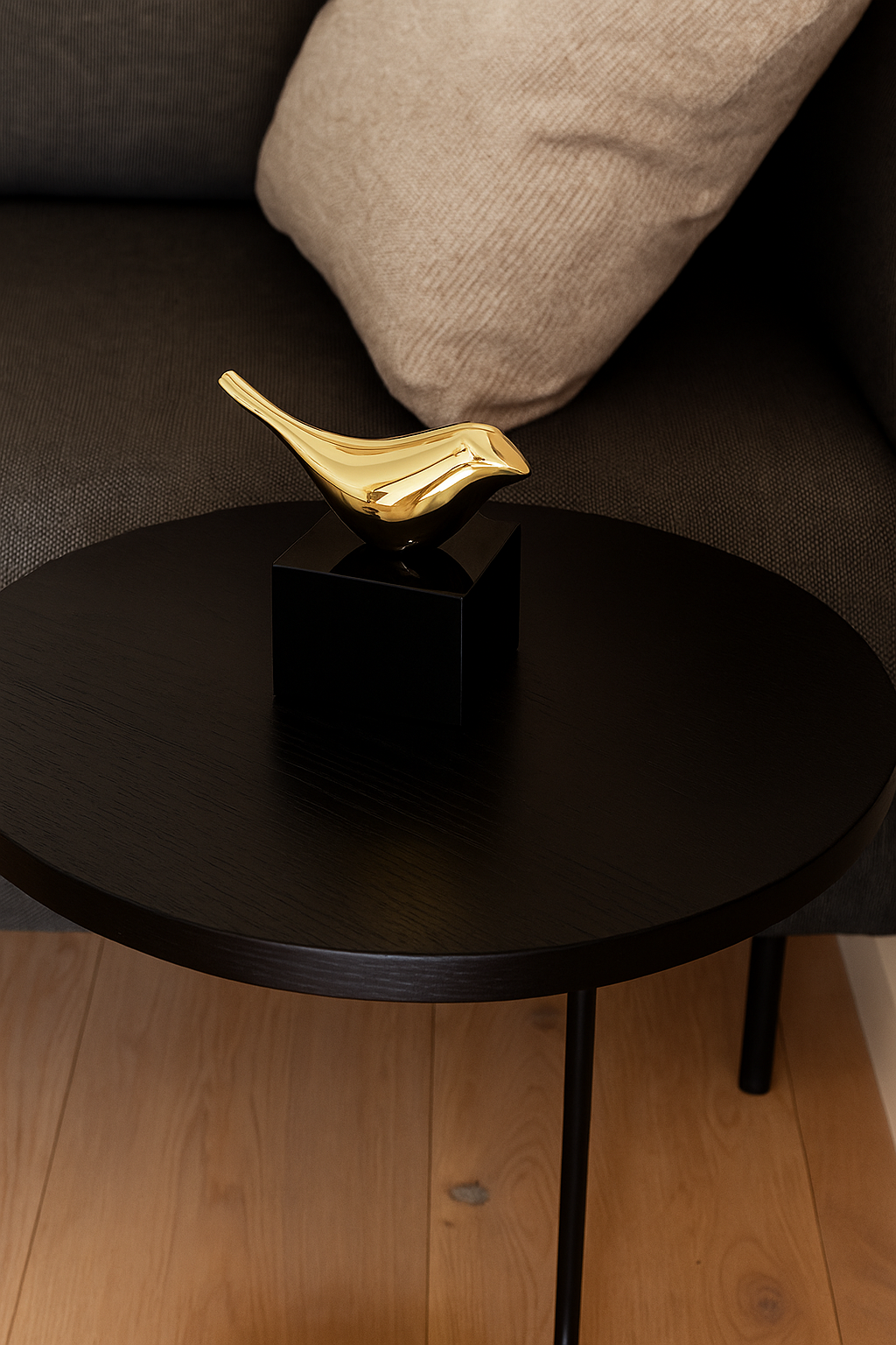 Golden Bird Figurine Set on Black Base – Elegant Modern Home Decor