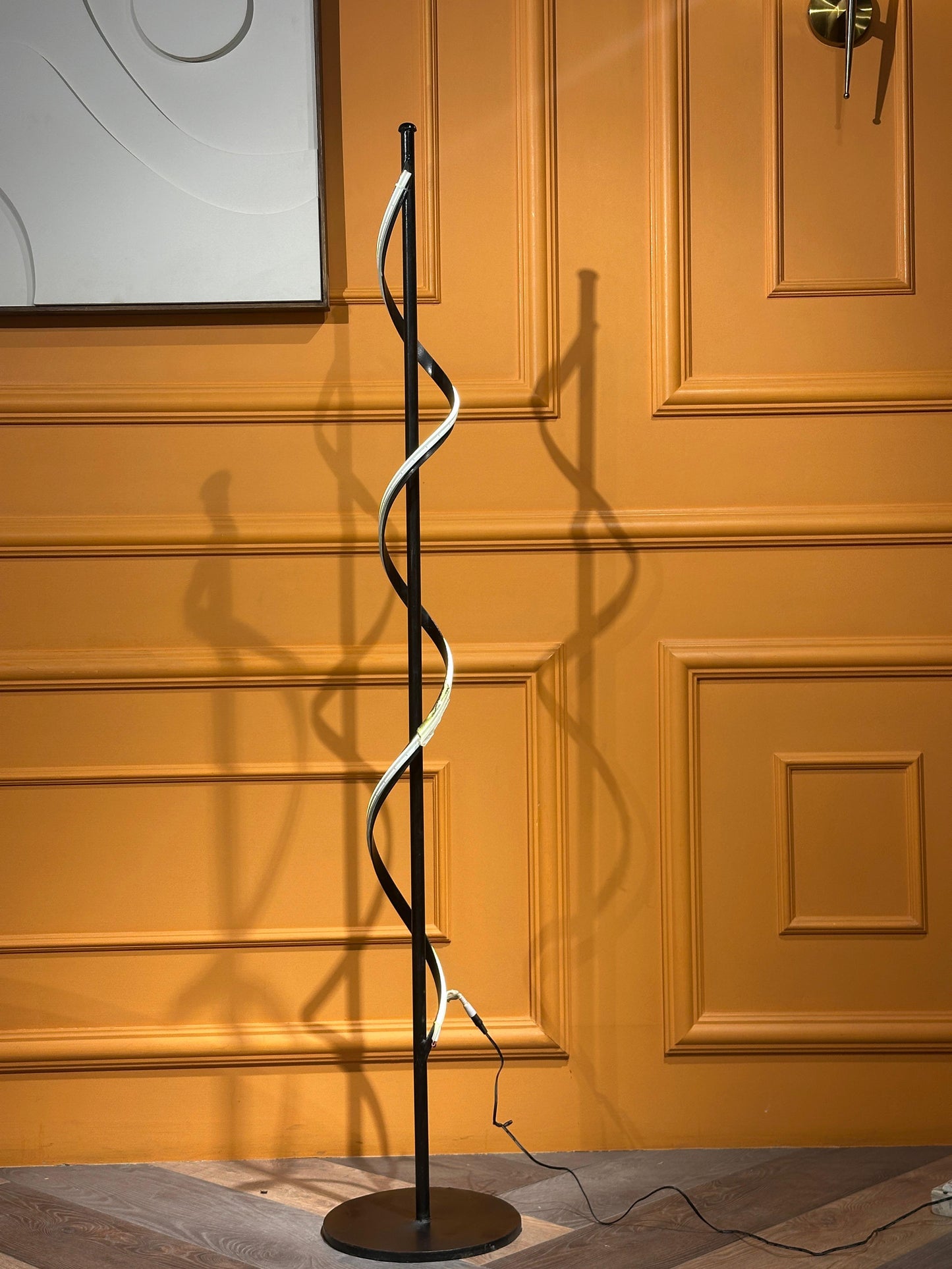 Modern Black Spiral LED Floor Lamp - Contemporary Ambient Lighting