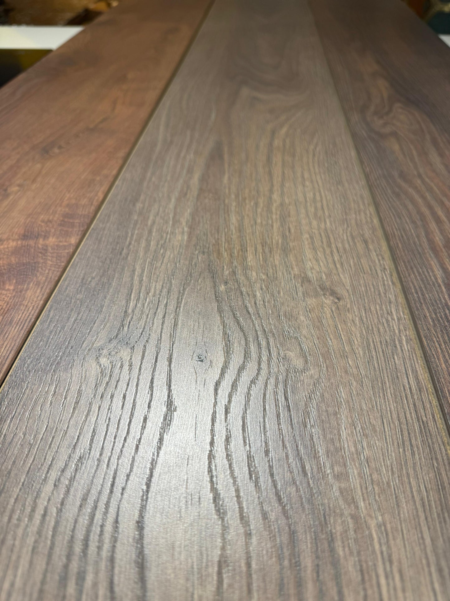 Elegant Wood Grain Laminate Flooring - Transform Your Space