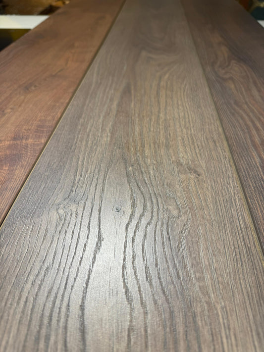 Elegant Wood Grain Laminate Flooring - Transform Your Space